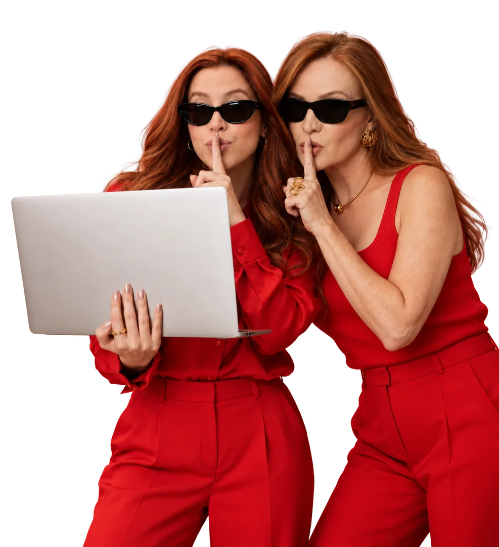 Bea Rangel e Cátia Damasceno de vermelho e óculos escuros, com o dedo nos lábios pedindo segredo; a Bea segura um notebook